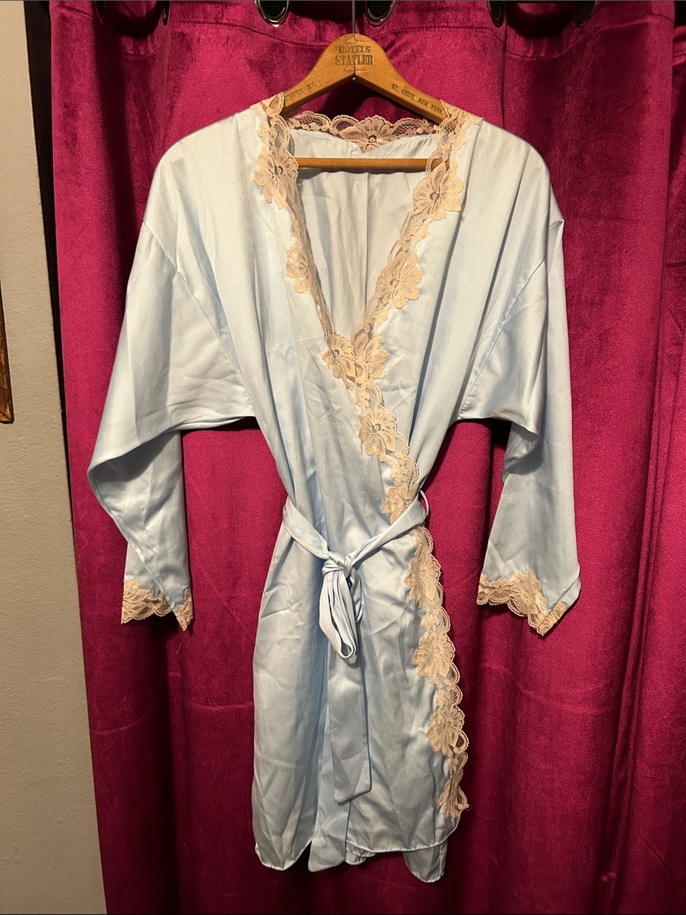 Vintage 1970-1980 Like New Miss Elaine Light Blue Satin Robe w/Cream Lace Trim